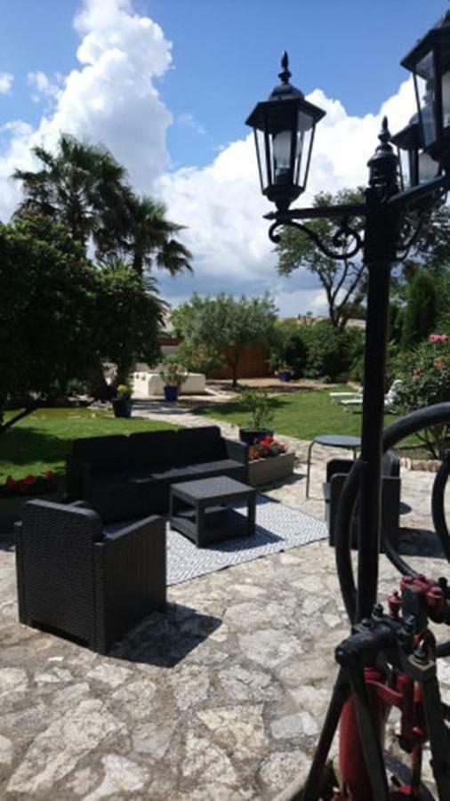 Au Jardin D'amphora Bed & Breakfast 3*